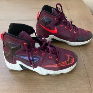 Youth Lebron James basketball shoes Sz 5